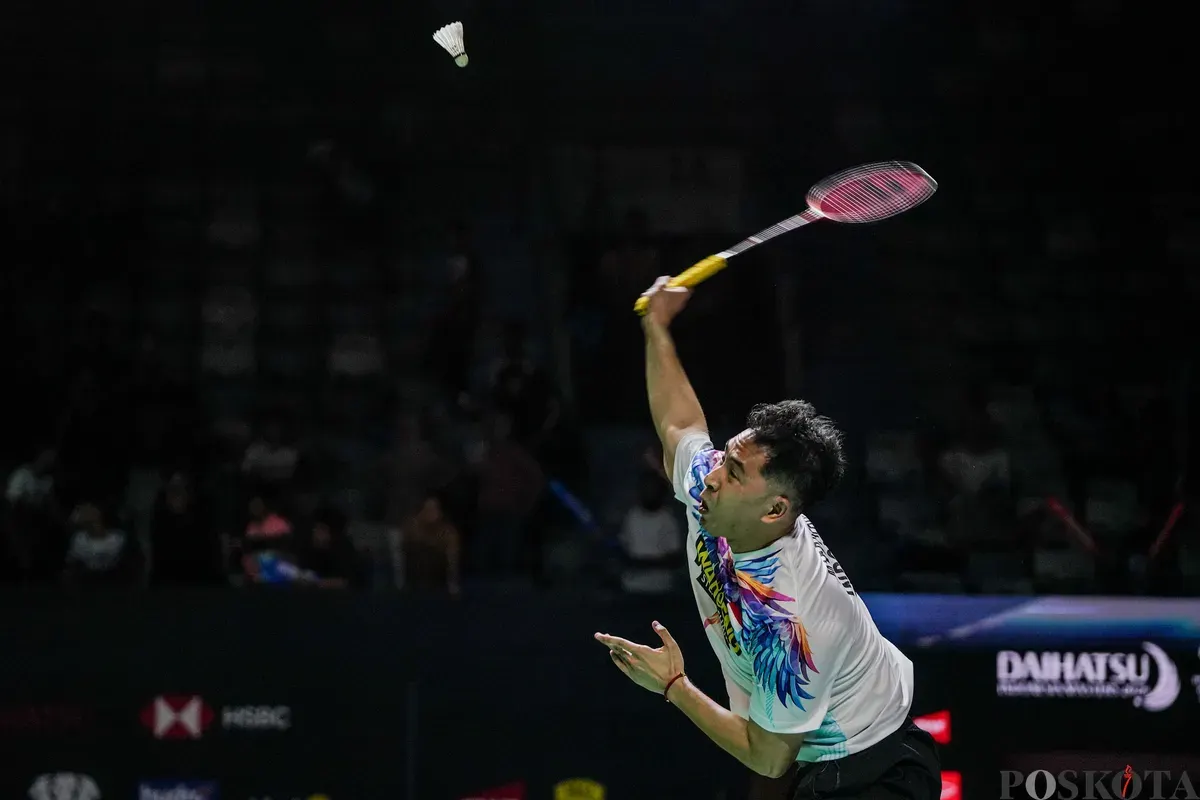 Pebulu tangkis ganda putra Indonesia Sabar Karyaman Gutama, Moh Reza Pahlevi Isfahani mengembalikan kok ke arah pebulu tangkis Malaysia Chia Weije, Lwi Sheng Hao pada babak 32 besar ganda putra Daihatsu Indonesia Masters 2026 di Istora Senayan, Jakarta, Selasa, 20 Januari 2025. (Sumber: Poskota/Bilal Nugraha Ginanjar)