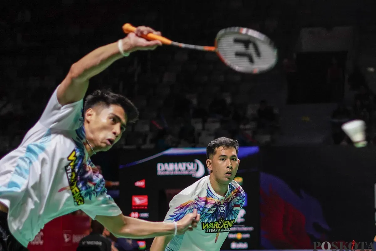 Pebulu tangkis ganda putra Indonesia Sabar Karyaman Gutama, Moh Reza Pahlevi Isfahani mengembalikan kok ke arah pebulu tangkis Malaysia Chia Weije, Lwi Sheng Hao pada babak 32 besar ganda putra Daihatsu Indonesia Masters 2026 di Istora Senayan, Jakarta, Selasa, 20 Januari 2025. (Sumber: Poskota/Bilal Nugraha Ginanjar)
