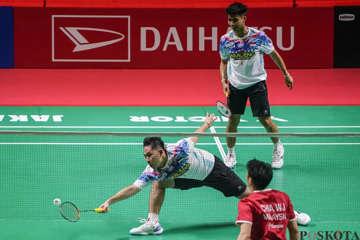 Pebulu tangkis ganda putra Indonesia Sabar Karyaman Gutama, Moh Reza Pahlevi Isfahani mengembalikan kok ke arah pebulu tangkis Malaysia Chia Weije, Lwi Sheng Hao pada babak 32 besar ganda putra Daihatsu Indonesia Masters 2026 di Istora Senayan, Jakarta, Selasa, 20 Januari 2025. (Sumber: Poskota/Bilal Nugraha Ginanjar)