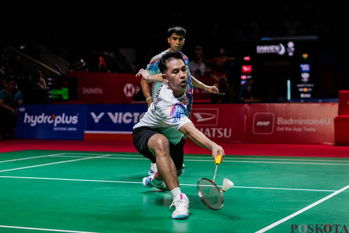 Pebulu tangkis ganda putra Indonesia Sabar Karyaman Gutama, Moh Reza Pahlevi Isfahani mengembalikan kok ke arah pebulu tangkis Malaysia Chia Weije, Lwi Sheng Hao pada babak 32 besar ganda putra Daihatsu Indonesia Masters 2026 di Istora Senayan, Jakarta, Selasa, 20 Januari 2025. (Sumber: Poskota/Bilal Nugraha Ginanjar)