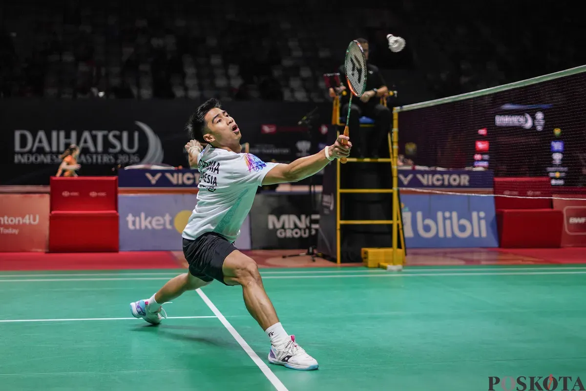 Pebulu tangkis ganda putra Indonesia Sabar Karyaman Gutama, Moh Reza Pahlevi Isfahani mengembalikan kok ke arah pebulu tangkis Malaysia Chia Weije, Lwi Sheng Hao pada babak 32 besar ganda putra Daihatsu Indonesia Masters 2026 di Istora Senayan, Jakarta, Selasa, 20 Januari 2025. (Sumber: Poskota/Bilal Nugraha Ginanjar)