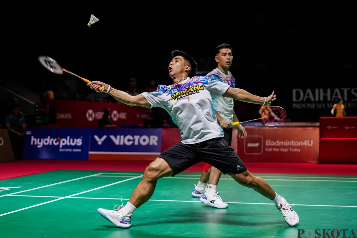 Pebulu tangkis ganda putra Indonesia Sabar Karyaman Gutama, Moh Reza Pahlevi Isfahani mengembalikan kok ke arah pebulu tangkis Malaysia Chia Weije, Lwi Sheng Hao pada babak 32 besar ganda putra Daihatsu Indonesia Masters 2026 di Istora Senayan, Jakarta, Selasa, 20 Januari 2025. (Sumber: Poskota/Bilal Nugraha Ginanjar)