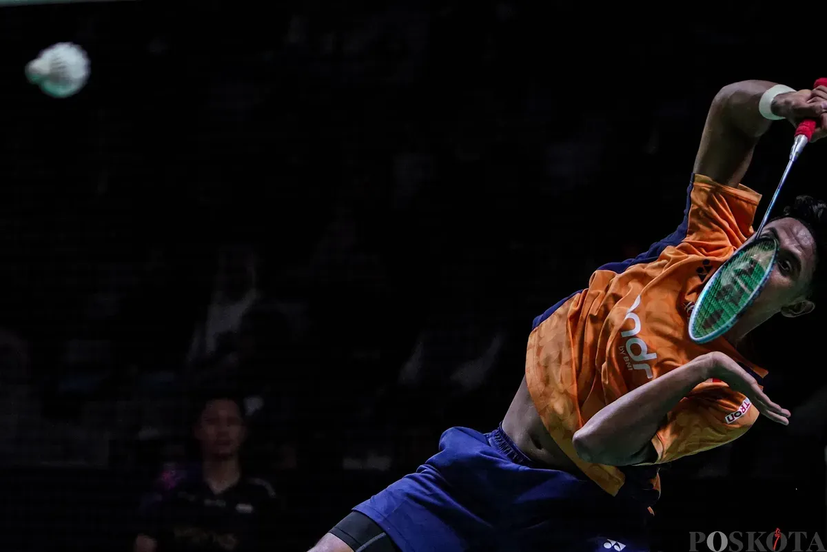 Pebulu tangkis tunggal putra Indonesia Alwi Farhan mengembalikan kok ke arah pebulu tangkis tunggal putra India Ayush Shetty pada babak 32 besar Daihatsu Indonesia Masters 2026 di Istora Senayan, Jakarta, Rabu, 21 Januari 2026. (Sumber: Poskota/Bilal Nugraha Ginanjar)