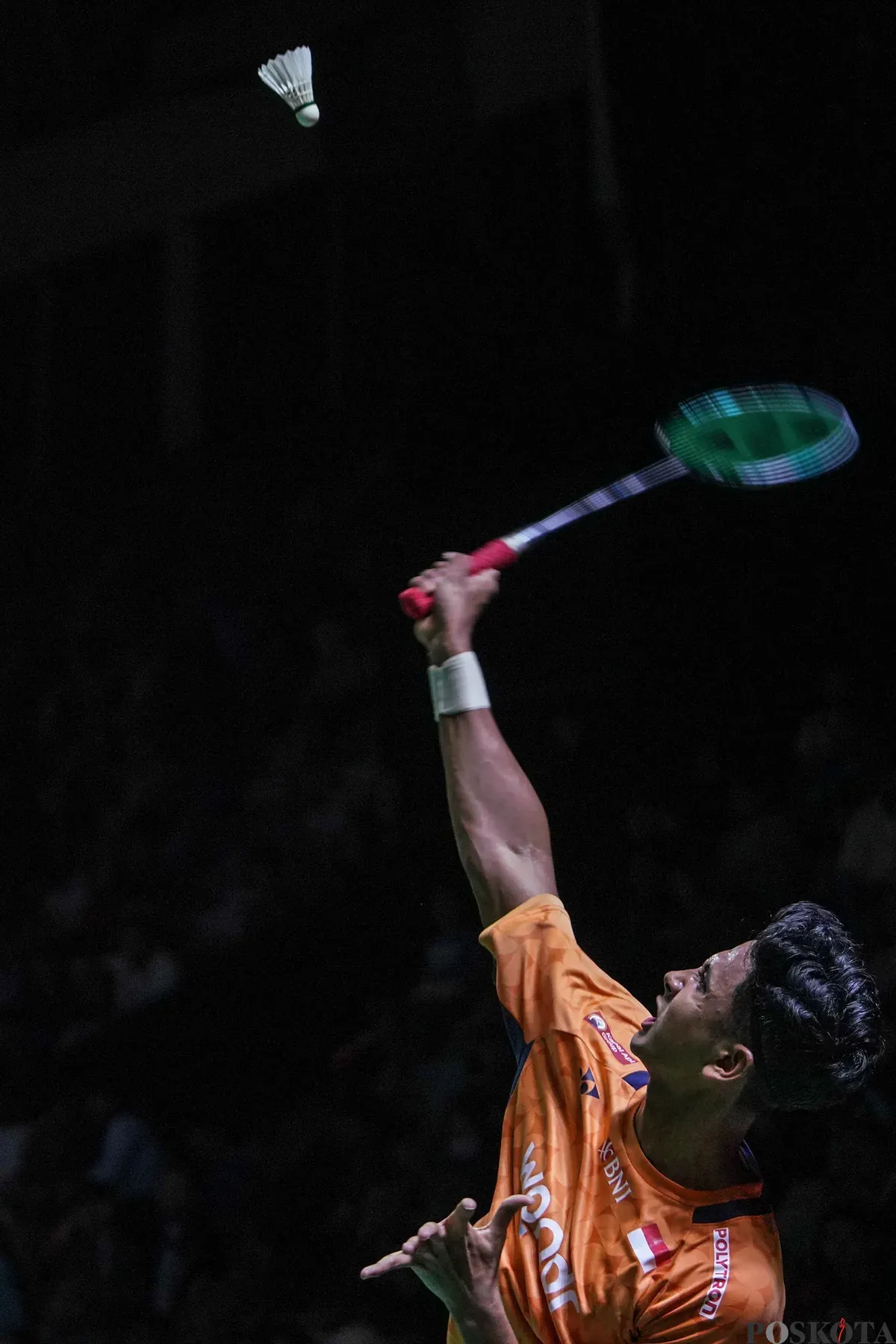 Pebulu tangkis tunggal putra Indonesia Alwi Farhan mengembalikan kok ke arah pebulu tangkis tunggal putra India Ayush Shetty pada babak 32 besar Daihatsu Indonesia Masters 2026 di Istora Senayan, Jakarta, Rabu, 21 Januari 2026. (Sumber: Poskota/Bilal Nugraha Ginanjar)