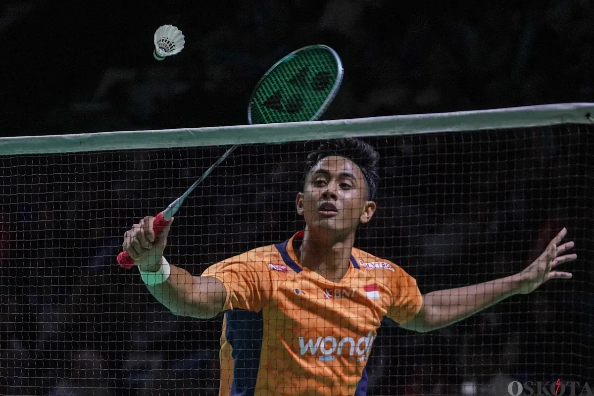 Pebulu tangkis tunggal putra Indonesia Alwi Farhan mengembalikan kok ke arah pebulu tangkis tunggal putra India Ayush Shetty pada babak 32 besar Daihatsu Indonesia Masters 2026 di Istora Senayan, Jakarta, Rabu, 21 Januari 2026. (Sumber: Poskota/Bilal Nugraha Ginanjar)
