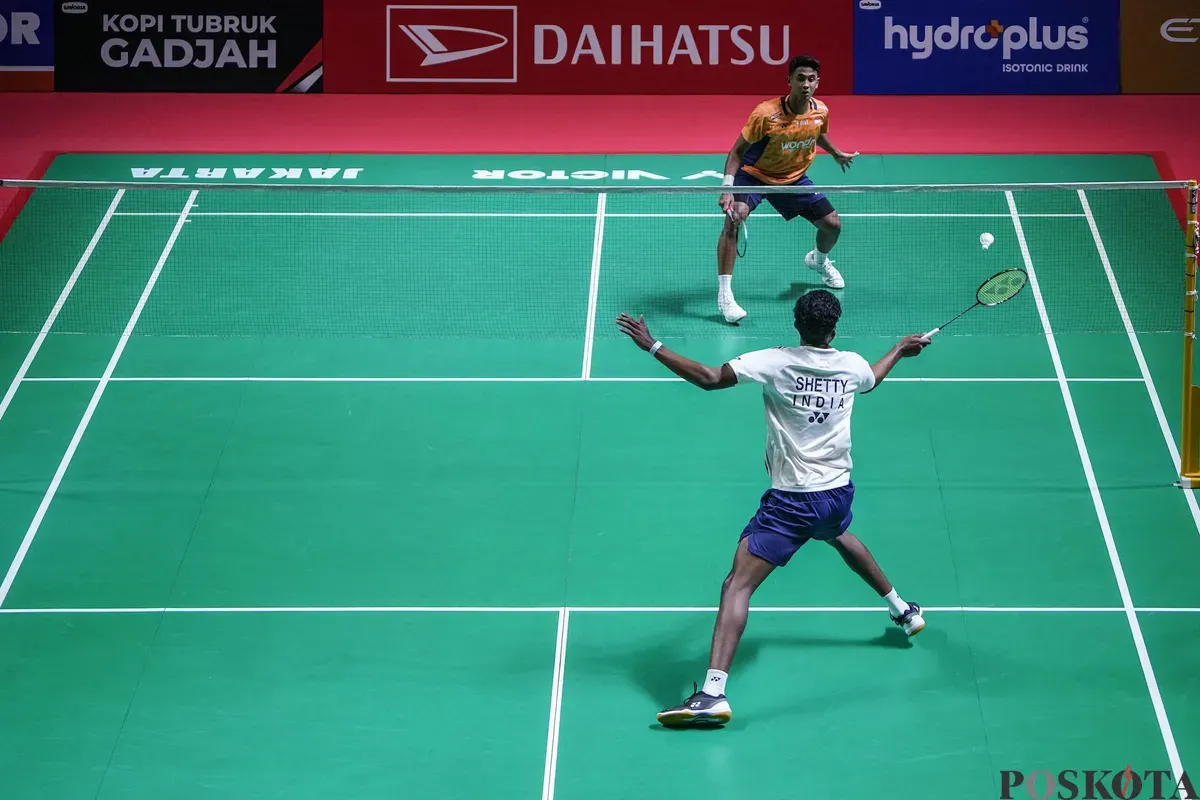 Pebulu tangkis tunggal putra Indonesia Alwi Farhan mengembalikan kok ke arah pebulu tangkis tunggal putra India Ayush Shetty pada babak 32 besar Daihatsu Indonesia Masters 2026 di Istora Senayan, Jakarta, Rabu, 21 Januari 2026. (Sumber: Poskota/Bilal Nugraha Ginanjar)