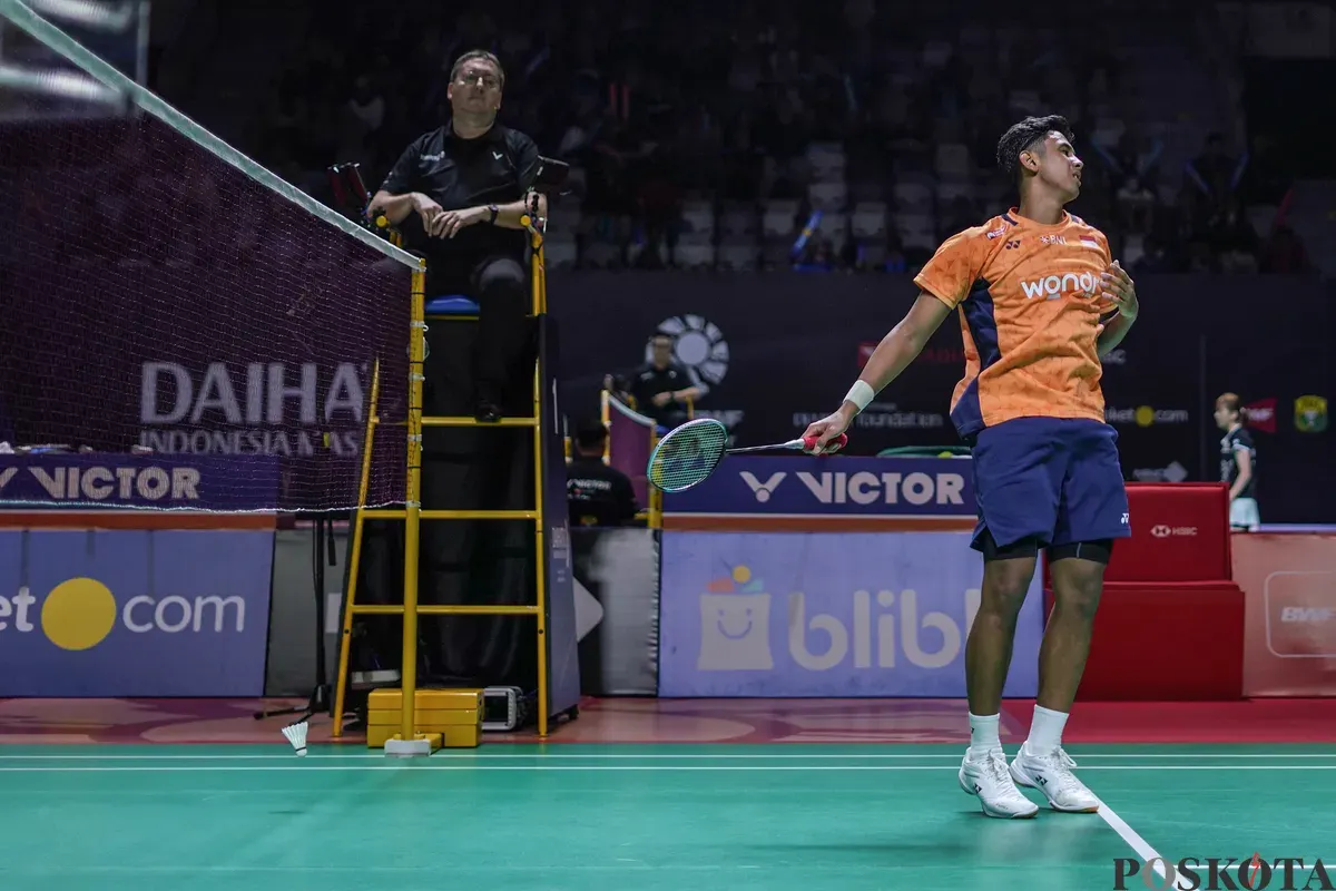 Pebulu tangkis tunggal putra Indonesia Alwi Farhan mengembalikan kok ke arah pebulu tangkis tunggal putra India Ayush Shetty pada babak 32 besar Daihatsu Indonesia Masters 2026 di Istora Senayan, Jakarta, Rabu, 21 Januari 2026. (Sumber: Poskota/Bilal Nugraha Ginanjar)