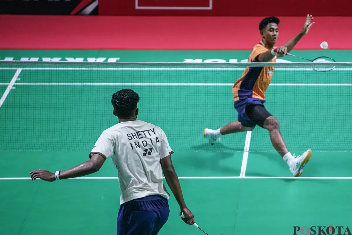 Pebulu tangkis tunggal putra Indonesia Alwi Farhan mengembalikan kok ke arah pebulu tangkis tunggal putra India Ayush Shetty pada babak 32 besar Daihatsu Indonesia Masters 2026 di Istora Senayan, Jakarta, Rabu, 21 Januari 2026. (Sumber: Poskota/Bilal Nugraha Ginanjar)