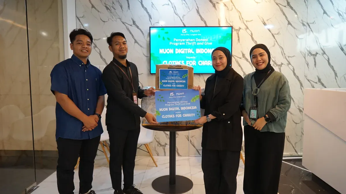 Penyerahan Donasi Pakaian Layak Pakai dari Program CSR Thrift & Give dalam Rangka HUT ke-15 Nuon kepada Clothes for Charity di Jakarta Rabu, 17 Desember 2025. (Sumber: Corporate Communication PT Telkom Indonesia (Persero) Tbk)
