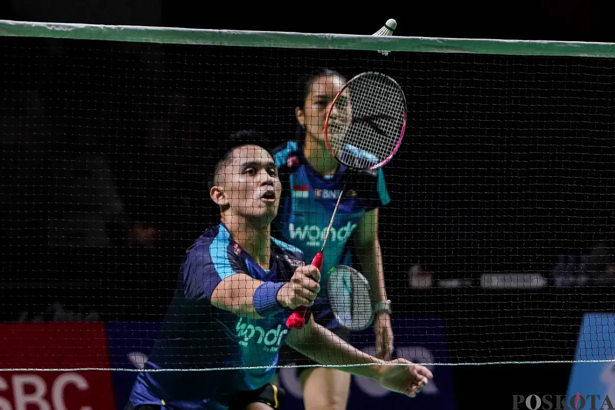 Pebulu tangkis ganda campuran Indonesia Amri Syahnawi dan Nita Violina Marwah mengembalikan kok ke arah pebulu tangkis ganda campuran Thailand Pakkapon Teeraratsakul dan Sapsiree Taerattanachai pada babak 32 besar Daihatsu Indonesia Masters 2026 di Istora Senayan, Jakarta, Rabu, 21 Januari 2025. (Sumber: Poskota/Bilal Nugraha Ginanjar)