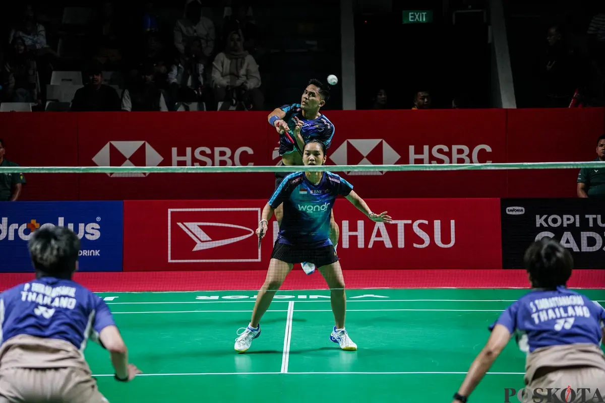 Pebulu tangkis ganda campuran Indonesia Amri Syahnawi dan Nita Violina Marwah mengembalikan kok ke arah pebulu tangkis ganda campuran Thailand Pakkapon Teeraratsakul dan Sapsiree Taerattanachai pada babak 32 besar Daihatsu Indonesia Masters 2026 di Istora Senayan, Jakarta, Rabu, 21 Januari 2025. (Sumber: Poskota/Bilal Nugraha Ginanjar)