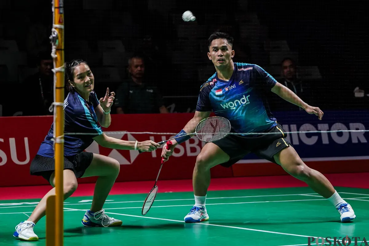 Pebulu tangkis ganda campuran Indonesia Amri Syahnawi dan Nita Violina Marwah mengembalikan kok ke arah pebulu tangkis ganda campuran Thailand Pakkapon Teeraratsakul dan Sapsiree Taerattanachai pada babak 32 besar Daihatsu Indonesia Masters 2026 di Istora Senayan, Jakarta, Rabu, 21 Januari 2025. (Sumber: Poskota/Bilal Nugraha Ginanjar)