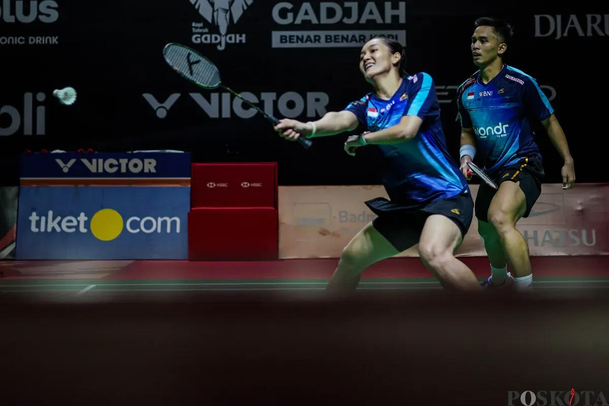 Pebulu tangkis ganda campuran Indonesia Amri Syahnawi dan Nita Violina Marwah mengembalikan kok ke arah pebulu tangkis ganda campuran Thailand Pakkapon Teeraratsakul dan Sapsiree Taerattanachai pada babak 32 besar Daihatsu Indonesia Masters 2026 di Istora Senayan, Jakarta, Rabu, 21 Januari 2025. (Sumber: Poskota/Bilal Nugraha Ginanjar)