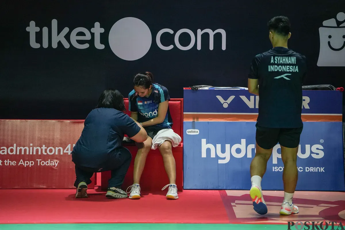Pebulu tangkis ganda campuran Indonesia Amri Syahnawi dan Nita Violina Marwah mengembalikan kok ke arah pebulu tangkis ganda campuran Thailand Pakkapon Teeraratsakul dan Sapsiree Taerattanachai pada babak 32 besar Daihatsu Indonesia Masters 2026 di Istora Senayan, Jakarta, Rabu, 21 Januari 2025. (Sumber: Poskota/Bilal Nugraha Ginanjar)