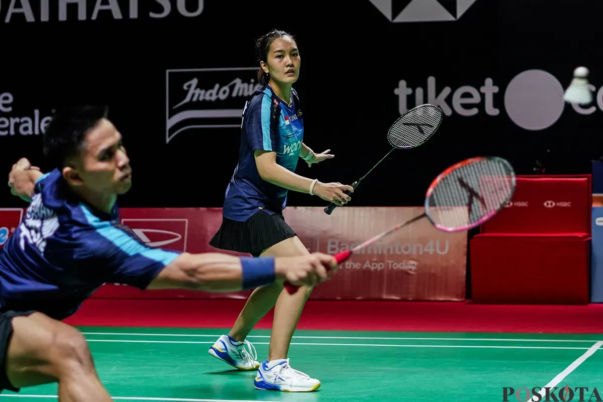 Pebulu tangkis ganda campuran Indonesia Amri Syahnawi dan Nita Violina Marwah mengembalikan kok ke arah pebulu tangkis ganda campuran Thailand Pakkapon Teeraratsakul dan Sapsiree Taerattanachai pada babak 32 besar Daihatsu Indonesia Masters 2026 di Istora Senayan, Jakarta, Rabu, 21 Januari 2025. (Sumber: Poskota/Bilal Nugraha Ginanjar)