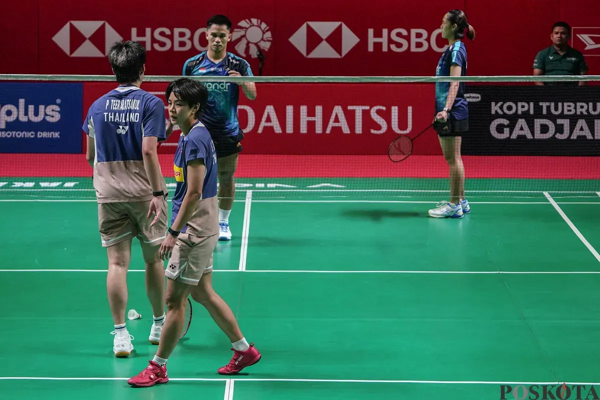Pebulu tangkis ganda campuran Indonesia Amri Syahnawi dan Nita Violina Marwah mengembalikan kok ke arah pebulu tangkis ganda campuran Thailand Pakkapon Teeraratsakul dan Sapsiree Taerattanachai pada babak 32 besar Daihatsu Indonesia Masters 2026 di Istora Senayan, Jakarta, Rabu, 21 Januari 2025. (Sumber: Poskota/Bilal Nugraha Ginanjar)
