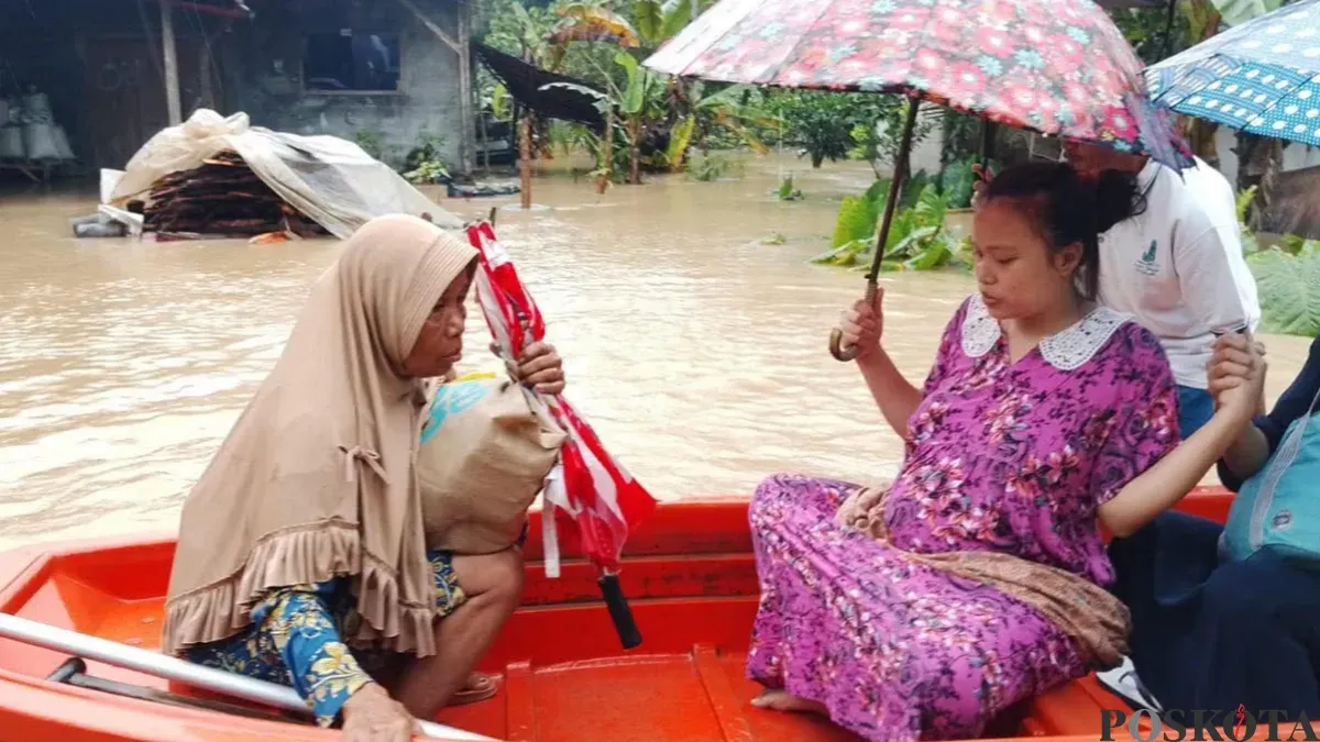 Potret ibu hamil yang dievakuasi karena banjir di Kecamatan Patia, Kabupaten Pandenglang. (Sumber: Poskota/Samsul Fatoni)