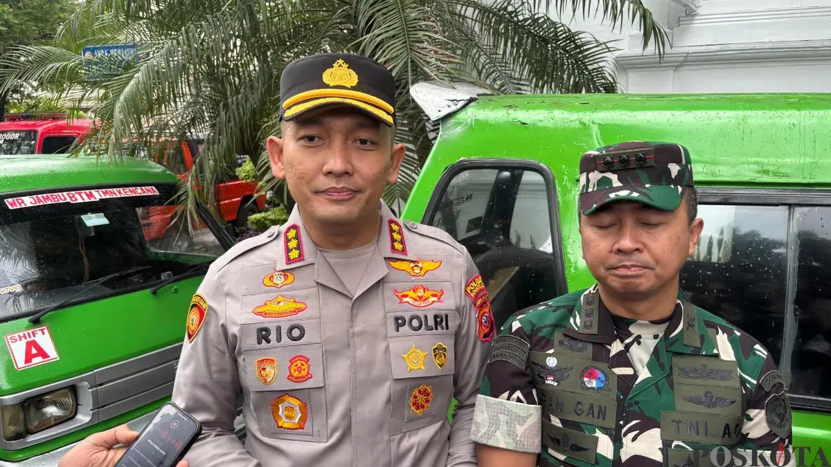 Kapolresta Bogor Kota, Kombes Pol Rio Wahyu Anggoro memastikan demo sopir angkot di Balaikota Bogor berjalan kondusif. (Sumber: Poskota/Giffar Rivana)