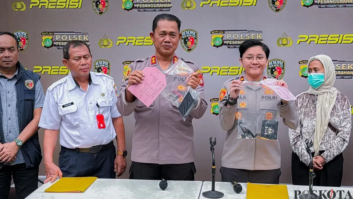 Kapolsek Pesanggrahan, Kompol Seala Syah Alam memajang barang bukti para pelaku aksi balap lari liar di jalan. (Sumber: Poskota/Angga Pahlevi)