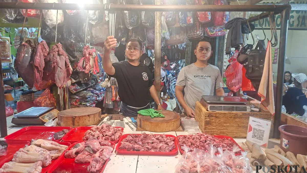 Uus, pedagang daging sapi di Pasar Reni Jaya Lama, Bojongsari Kota Depok, masih menjual daging sapi stok tersisa untuk dihabiskan. (Sumber: Poskota/Angga Pahlevi)
