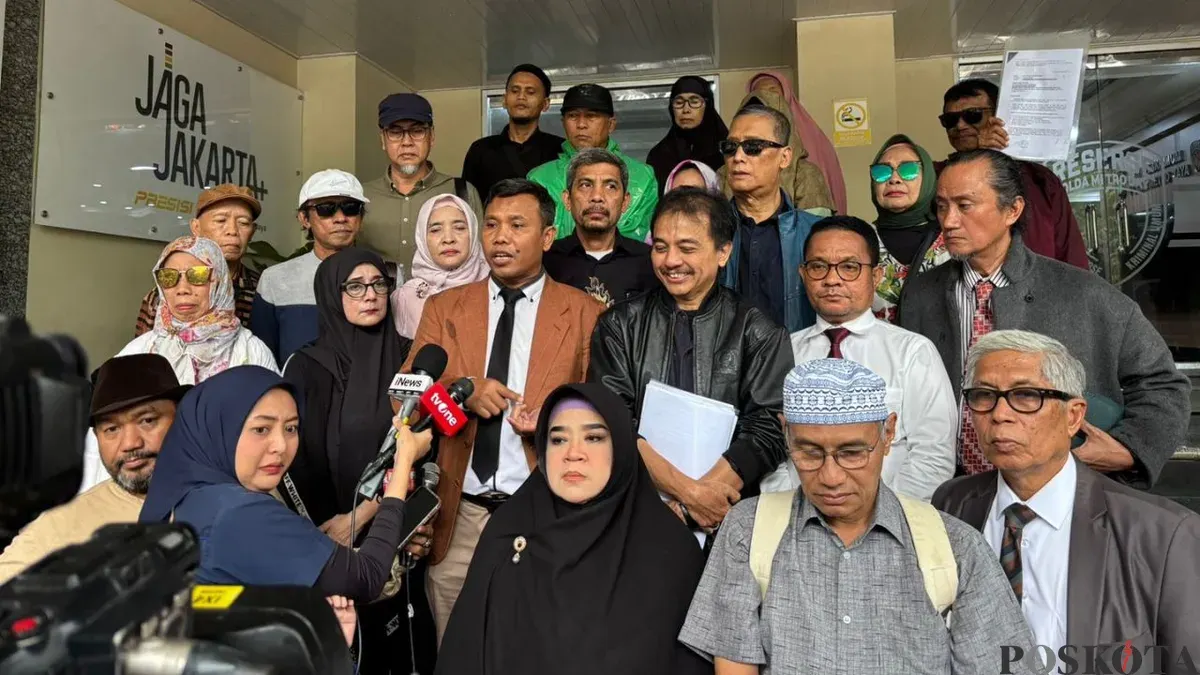 Mantan Menteri Pemuda dan Olahraga (Menpora) Roy Suryo dan rekan-rekannya saat ditemui di Polda Metro Jaya, Jakarta Selatan, Kamis, 22 Januari 2026. (Sumber: Poskota/Ali Mansur)