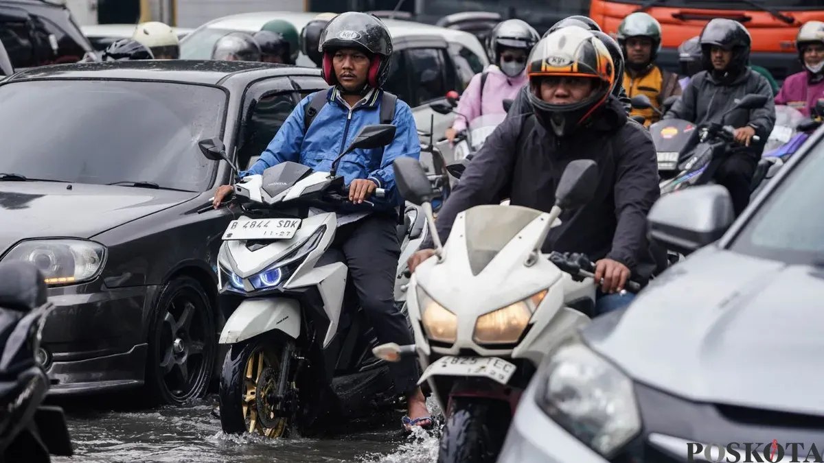 Kondisi banjir di jalan DI Panjaitan sebabkan kemacetan pada Kamis, 22 Januari 2026. (Sumber: Poskota/Bilal Nugraha Ginanjar)