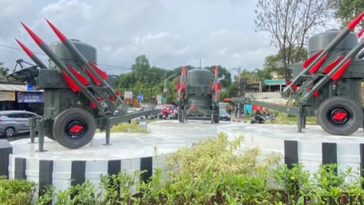 Tiga unit Rudal Rapier di kawasan Jalan Simpang Cihanjuang, Kota Cimahi. (Sumber: Poskota/Gatot Poedji Utomo)