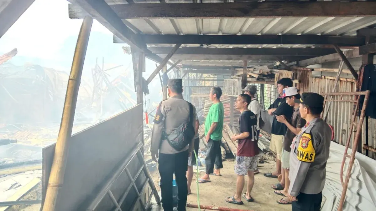 Anggota Polsek Cimanggis melakukan olah TKP saat api setelah proses pendinginan oleh petugas Damkar Kota. (Sumber: Dok. Polsek Cimanggis)