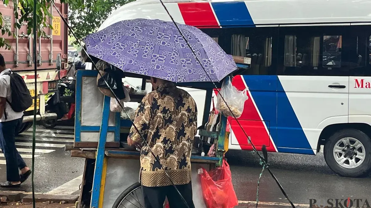 Sudirman pedagang bakso keliling di Cakung, Jakarta Timur, Kamia, 22 Januari 2026. (Sumber: Poskota/M Tegar Jihad)