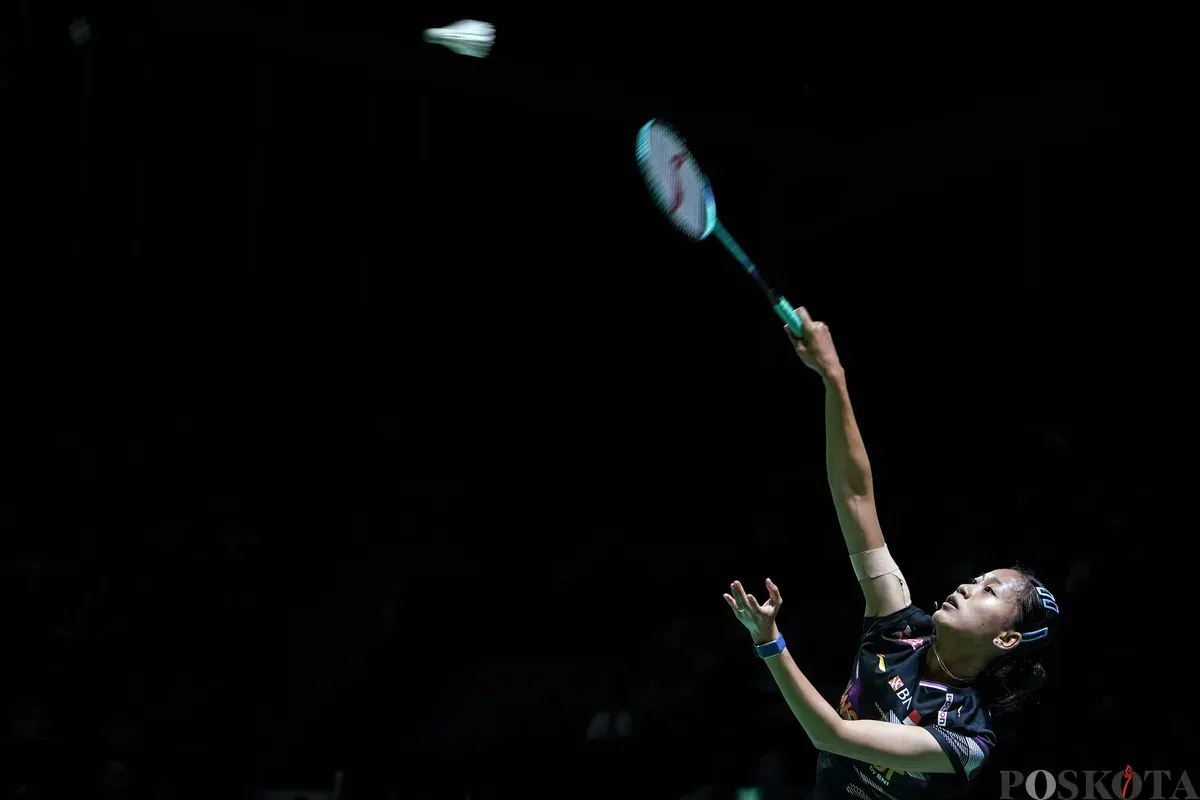 Pebulu tangkis tunggal putri Indonesia Putri Kusuma Wardani mengembalikan kok ke arah pebulu tangkis tunggal putri Taiwan Sung Shuo Yun pada babak 32 besar Daihatsu Indonesia Masters 2026 di Istora Senayan, Jakarta, Rabu, 21 Januari 2026. (Sumber: Poskota/Bilal Nugraha Ginanjar)