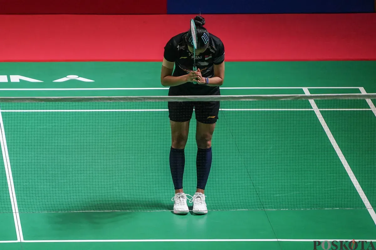 Pebulu tangkis tunggal putri Indonesia Putri Kusuma Wardani mengembalikan kok ke arah pebulu tangkis tunggal putri Taiwan Sung Shuo Yun pada babak 32 besar Daihatsu Indonesia Masters 2026 di Istora Senayan, Jakarta, Rabu, 21 Januari 2026. (Sumber: Poskota/Bilal Nugraha Ginanjar)