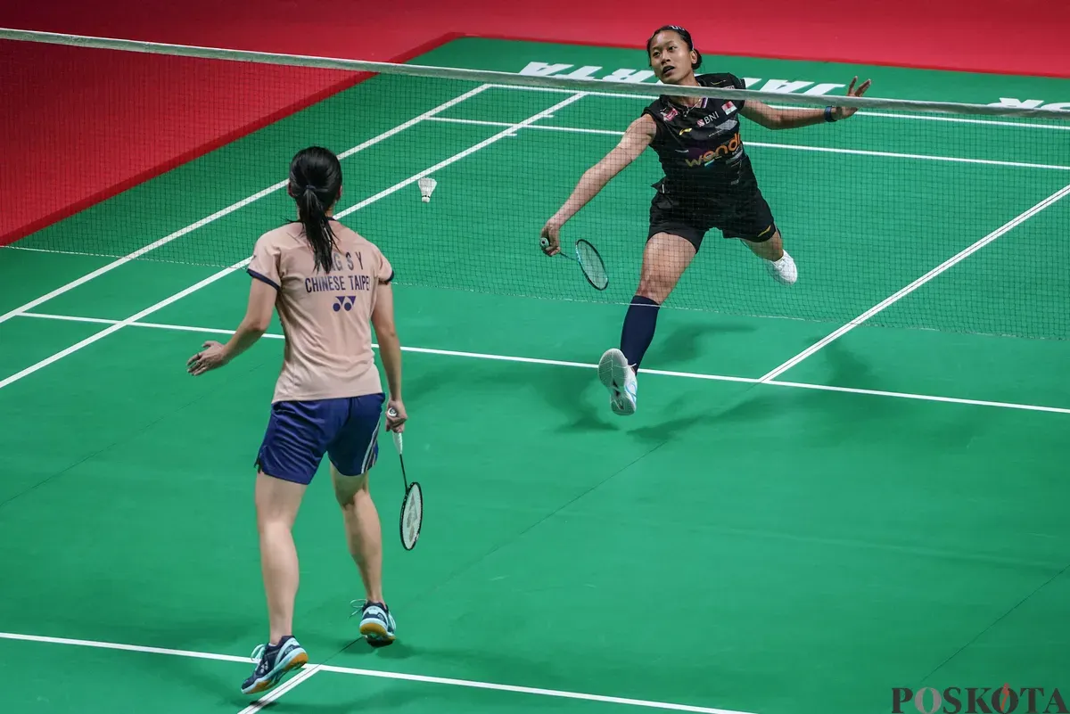 Pebulu tangkis tunggal putri Indonesia Putri Kusuma Wardani mengembalikan kok ke arah pebulu tangkis tunggal putri Taiwan Sung Shuo Yun pada babak 32 besar Daihatsu Indonesia Masters 2026 di Istora Senayan, Jakarta, Rabu, 21 Januari 2026. (Sumber: Poskota/Bilal Nugraha Ginanjar)