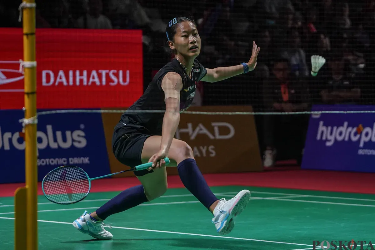 Pebulu tangkis tunggal putri Indonesia Putri Kusuma Wardani mengembalikan kok ke arah pebulu tangkis tunggal putri Taiwan Sung Shuo Yun pada babak 32 besar Daihatsu Indonesia Masters 2026 di Istora Senayan, Jakarta, Rabu, 21 Januari 2026. (Sumber: Poskota/Bilal Nugraha Ginanjar)