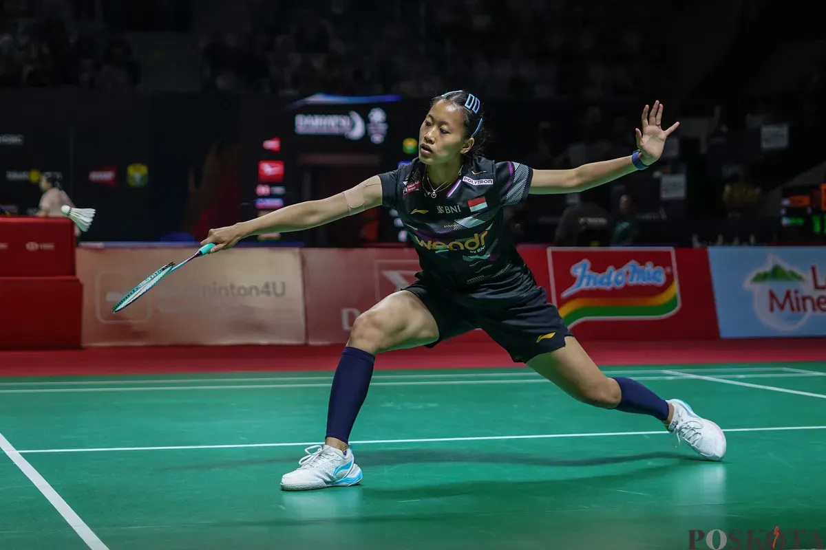 Pebulu tangkis tunggal putri Indonesia Putri Kusuma Wardani mengembalikan kok ke arah pebulu tangkis tunggal putri Taiwan Sung Shuo Yun pada babak 32 besar Daihatsu Indonesia Masters 2026 di Istora Senayan, Jakarta, Rabu, 21 Januari 2026. (Sumber: Poskota/Bilal Nugraha Ginanjar)