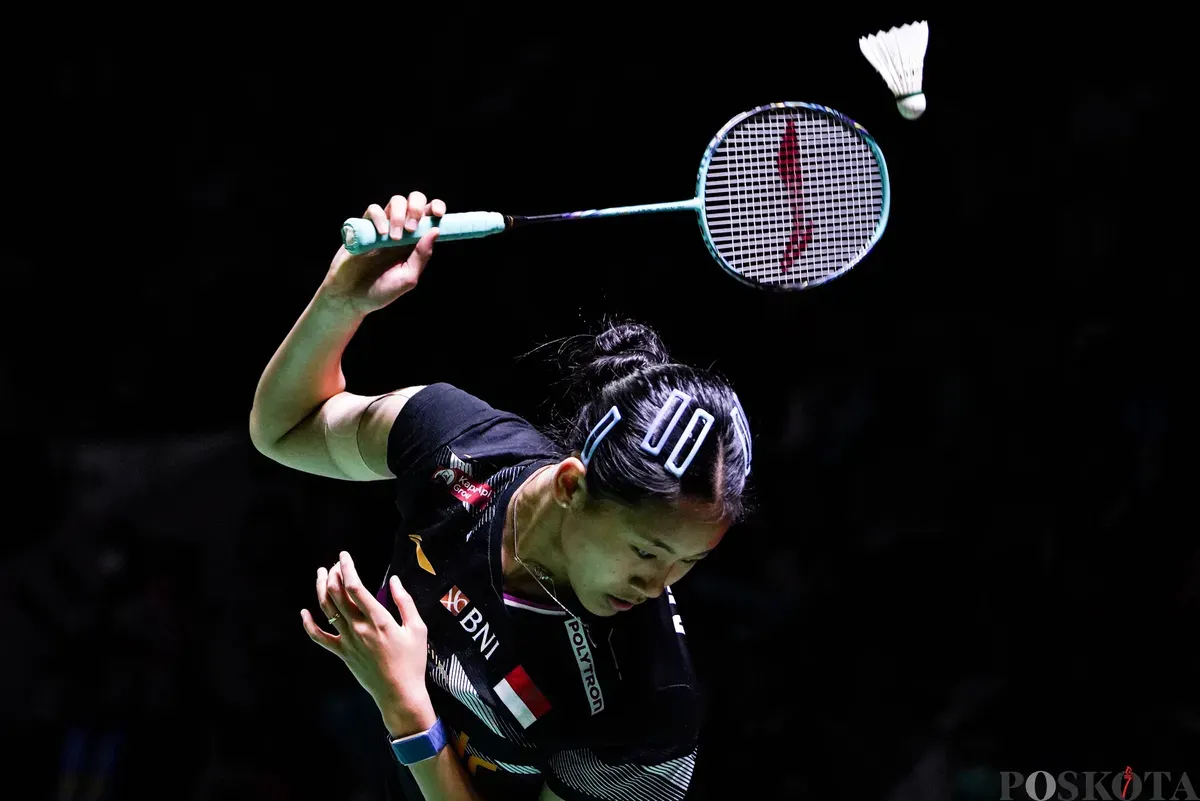 Pebulu tangkis tunggal putri Indonesia Putri Kusuma Wardani mengembalikan kok ke arah pebulu tangkis tunggal putri Taiwan Sung Shuo Yun pada babak 32 besar Daihatsu Indonesia Masters 2026 di Istora Senayan, Jakarta, Rabu, 21 Januari 2026. (Sumber: Poskota/Bilal Nugraha Ginanjar)