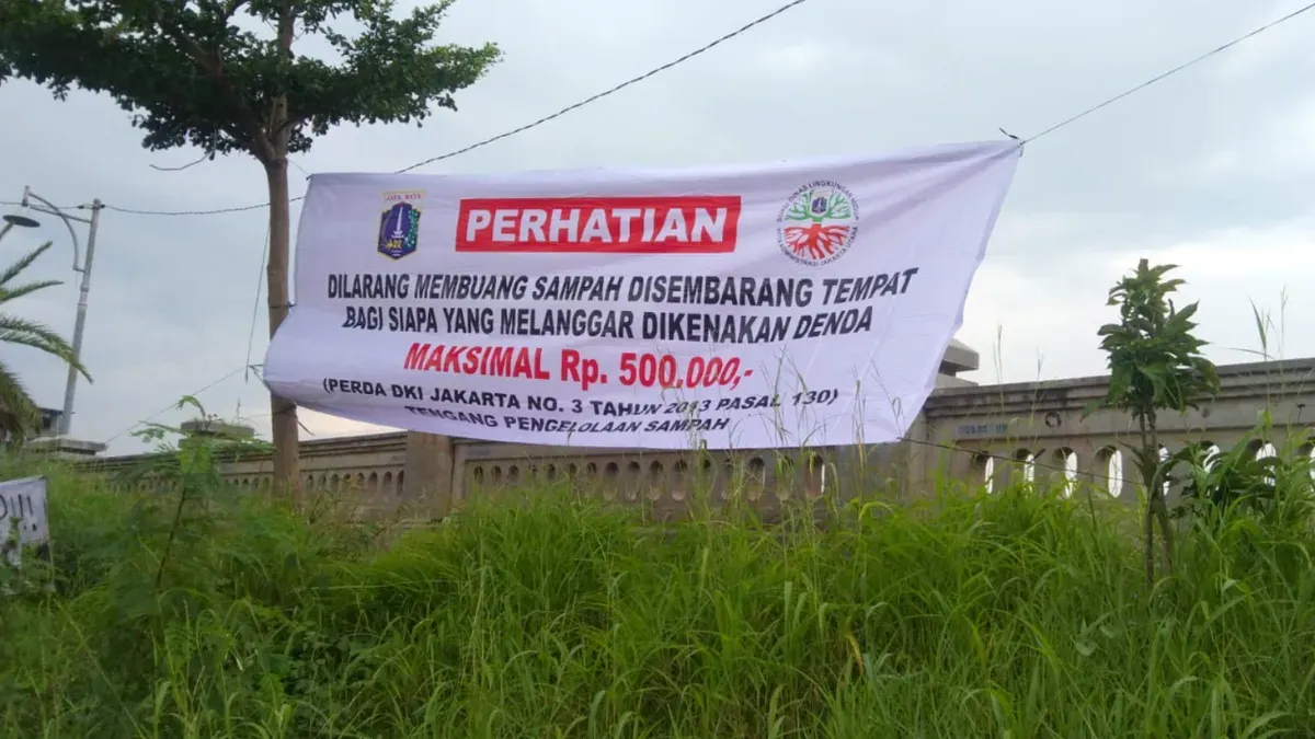 Banner imbauan buang sampah sembarangan di Muara Baru, Jakarta Utara. (Sumber: Kominfotik DLH Jakarta)