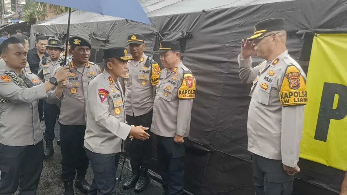 Kapolda Jabar Irjen Pol Rudi Setiawan saat mengunjungi posko kemanusiaan di Polsek Nanggung, Kabupaten Bogor. (Sumber: Istimewa)