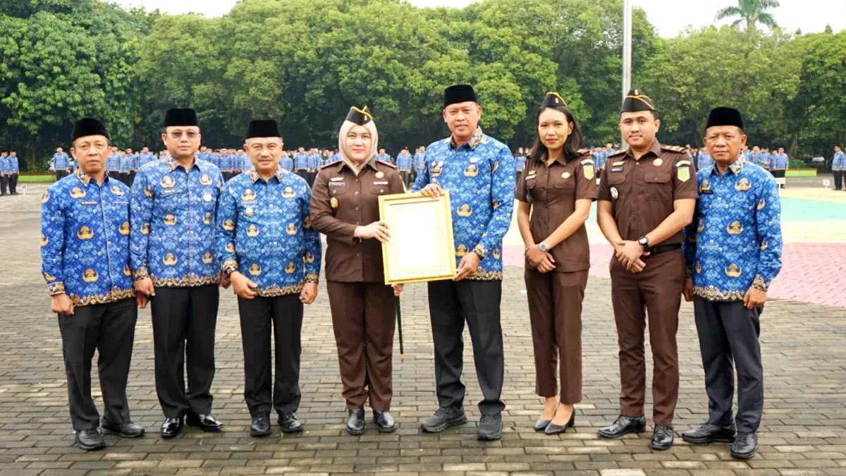 Potret pemberian penghargaan kepada Kejaksaan Negeri (Kejari) Kota Bekasi. (Sumber: Istimewa)