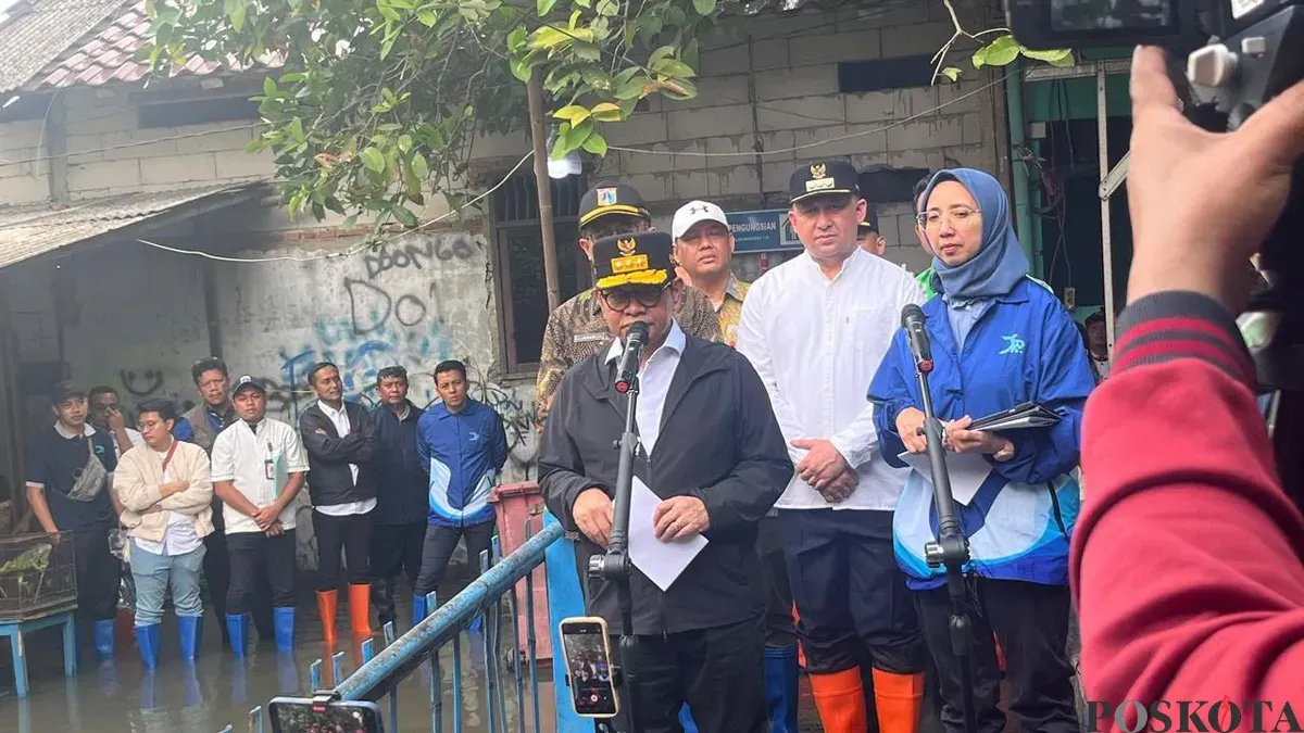 Gubernur Jakarta, Pramono Anung, meninjau langsung Kali Cakung Lama segmen Sungai Begog dan Pedongkelan di Kecamatan Cilincing, Jakarta Utara, pada Jumat, 23 Januari 2026. (Sumber: Poskota/M Tegar Jihad)
