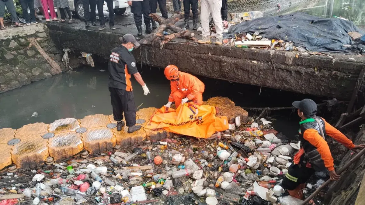 Warga dikejutkan dengan penemuan mayat seorang bayi laki-laki di aliran Kali BCT Ring Road, Cengkareng, Jakarta Barat, pada Rabu, 21 Januari 2026, sekitar pukul 08.29 WIB. (Sumber: Dok. Polda Metro Jaya)
