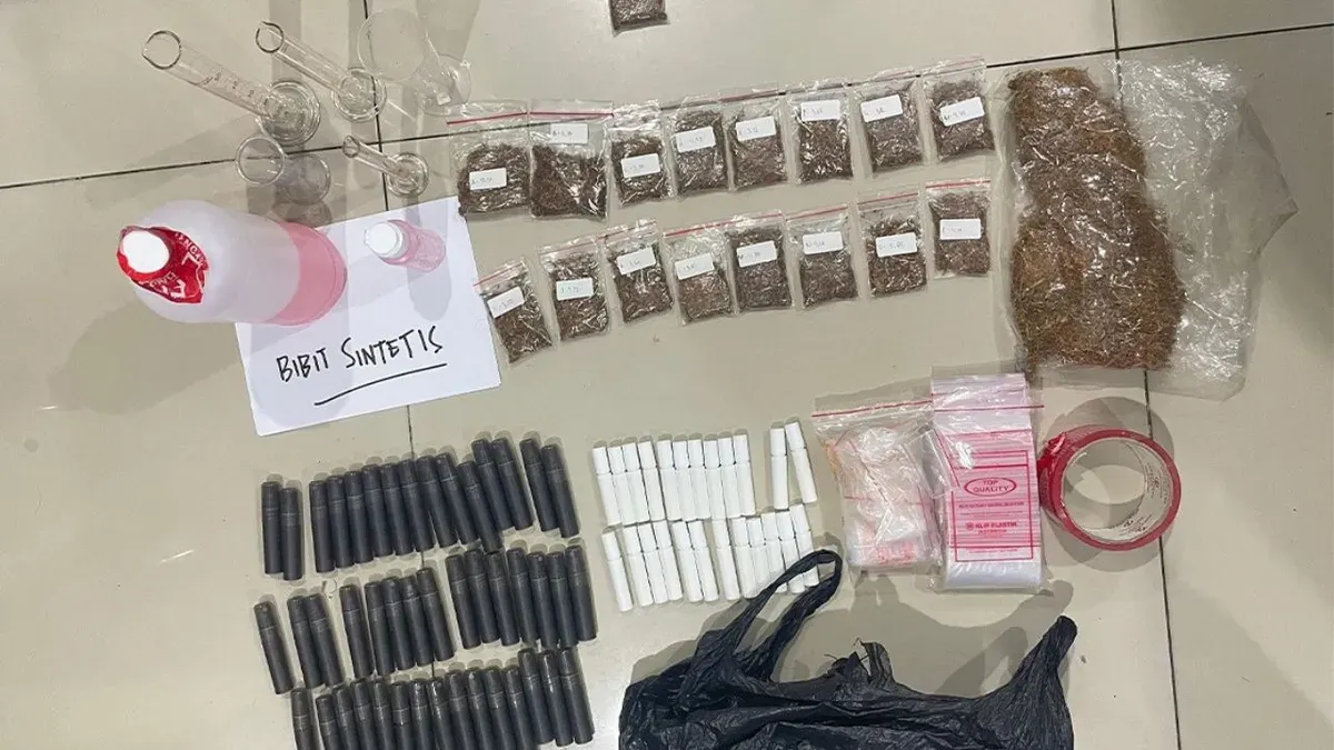 Barang bukti pengungkapan kasus clandestine lab atau laboratorium rumahan produksi narkotika jenis tembakau sintetis yang beroperasi di kawasan Jakarta Barat. (Sumber: Dok. Polda Metro Jaya)