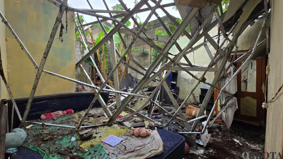 Kondisi rumah Nenek Mulya di Taman Adiyasa, Kecamatan Solear, Kabupaten Tangerang. (Sumber: Poskota/Veronica)