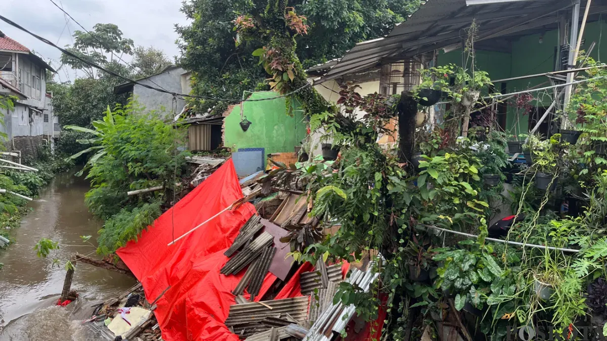 Kondisi bangunan rumah tinggal yang ambruk akibat tanah longsor di Gang Johar Jalan M Kahfi II RT 02 RW 05 Kelurahan Srengseng Sawah, Jagakarsa, Jakarta Selatan, Jumat, 23 Januari 2026. (Sumber: Poskota/ Pandi Ramedhan)