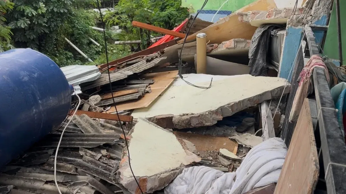 Kondisi tembok yang roboh dan menimpa penghuni rumah di Gang Jalan M Kahfi II RT 02 RW 05, Srengseng Sawah, Jagakarsa, Jakarta Selatan, Jumat, 23 Januari 2026. (Sumber: Poskota/Pandi Ramedhan)