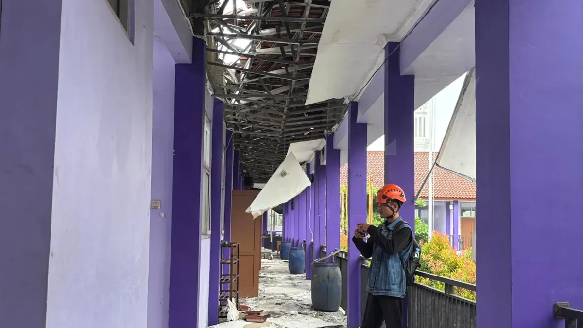 Potret atap bangunan SMAN 2 Gunung Putri, Kabupaten Bogor yang ambruk pada Jumat, 23 Januari 2026. (Sumber: Poskota/Giffar Rivana)