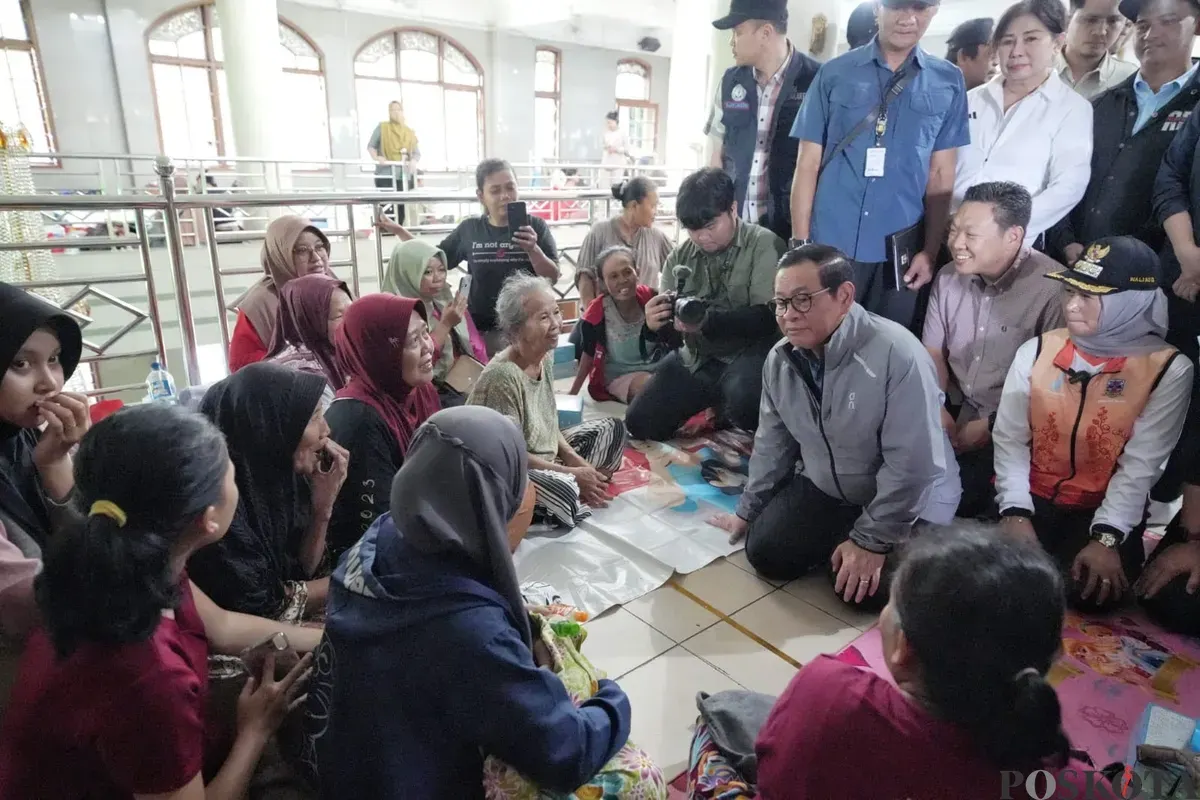 Gubernur DKI Jakarta Pramono Anung saat meninjau pengungsian banjir di RW 01 Kelurahan Rawa Buaya, Cengkareng, Jakarta Barat, Sabtu, 24 Januari 2026. (Sumber: Poskota/Pandi Ramedhan)
