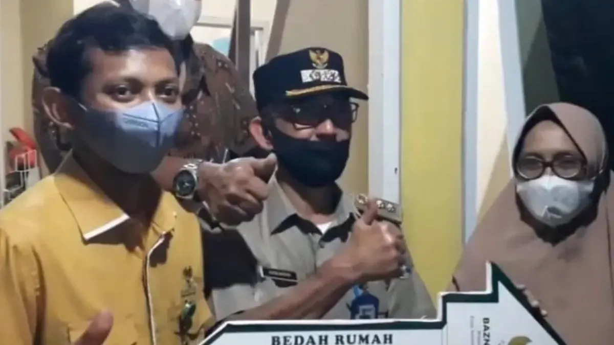 Baznas menyerahkan rumah Jumadi yang telah mendapatkan program bedah pascakebakaran. (Sumber: Dok. RW 01)