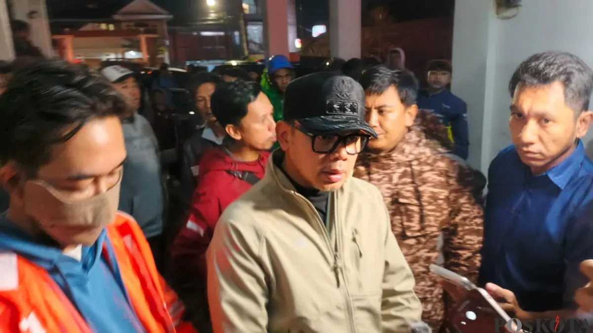 Wamendagri Bima Arya, kunjungi warga terdampak longsor di Cisarua, Kabupaten Bandung Barat, Sabtu 26 Januari 2026. (Sumber: Poskota/Gatot Poedji Utomo)