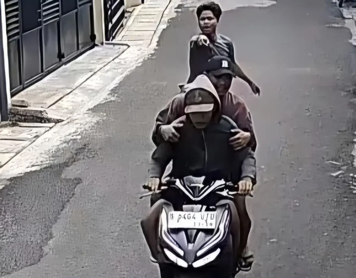 Dua maling gagal menggasak ponsel hingga uang milik warga di Jalan Haji Saaba Terusan RT 01 RW 03, Kelurahan Meruya Selatan, Kecamatan Kembangan, Jakarta Barat, Sabtu 24 Januari 2026. (Sumber: Istimewa)