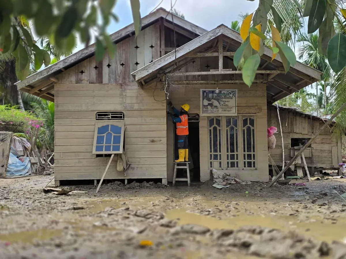 Di tengah sisa lumpur pascabencana hidrometeorologi, petugas PLN UID Jakarta Raya melakukan pemulihan listrik rumah warga di Aceh. (Sumber: Istimewa)